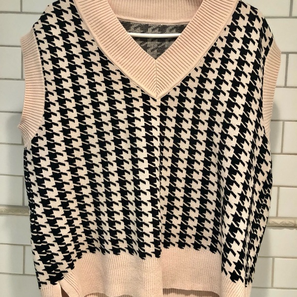 MEDIUM HOUNDSTOOTH Billie Sweater Vest.
Sleeveless Knit Roomy - Picture 4 of 11